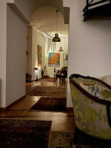 een woonkamer met een bank en een eetkamer bij Da Cristina Palazzo Atanasio in Palermo