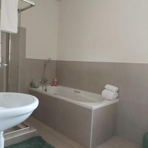 une salle de bain avec une baignoire et un lavabo dans l'établissement Cozy Stay, à Windhoek
