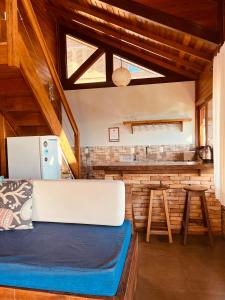 a room with a kitchen and a bar at SOL DA LAGOA - PRAIA DO ROSA in Praia do Rosa