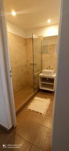 ein Badezimmer mit Dusche und Waschbecken in der Unterkunft Casa de Montaña María Tequila in Villa Giardino