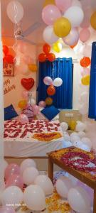 ein Zimmer mit Ballons an der Wand und einem Bett in der Unterkunft Collection O Hotel La Veera in Ahmedabad