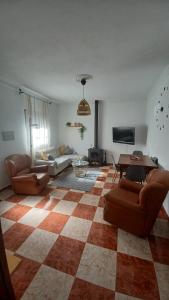 a living room with couches and a checkered floor at CASA SENDERO DEL RIO in El Bosque