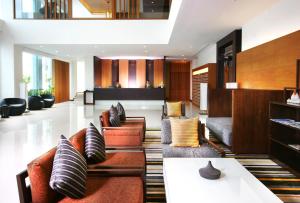 una sala de estar con sofás y almohadas en Kantary Hotel Ayutthaya, en Phra Nakhon Si Ayutthaya