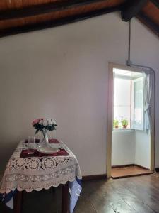 una mesa con un jarrón de flores. en Casa en Teror Céntrica turismo de ciudad y bosques, en Teror