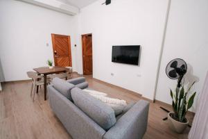 salon z kanapą i stołem w obiekcie CASA MONA 2 - Apartamento en Tarapoto w mieście Tarapoto