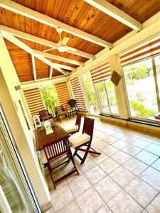 a screened in porch with a table and chairs at Lujosa villa en Metro Country Club in La Puntica de Juan Dolio