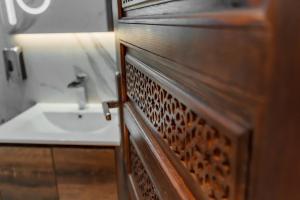 łazienka z umywalką i drewnianą szafką w obiekcie Dar Nourdha w Marakeszu