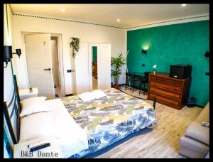 1 dormitorio con 1 cama, vestidor y TV en Dante's House - Affittacamere en Módena