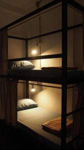 バンコクにあるダブ ホステル ドンムエンのベッドルーム1室(二段ベッド2組付)