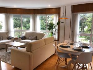 sala de estar con sofá y mesa en Increíbles vistas *CENTRO*, en Pontevedra