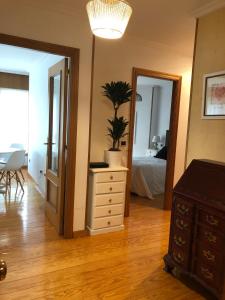 una habitación con una planta en un tocador y un dormitorio en Increíbles vistas *CENTRO*, en Pontevedra