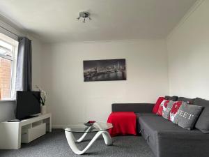 a living room with a couch and a tv at Cosy 2 Bedroom House with Parking in Oxford in Kidlington