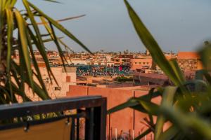 widok na miasto z balkonu z roślinami w obiekcie Dar Nourdha w Marakeszu