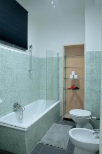 uma casa de banho com uma banheira, um WC e um lavatório. em GUESTHOUSE GRANDI STAZIONI _ bari centro s.l._ em Bari