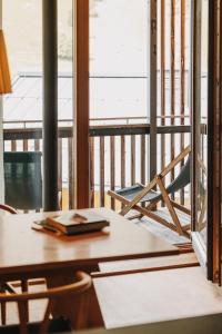 una mesa y sillas frente a una ventana en Arlberg Lodges en Stuben am Arlberg