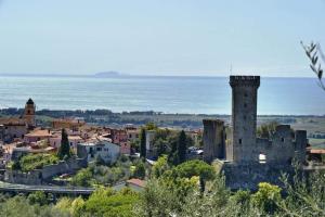 an old town with a castle and the ocean at Appartamento Bellavista in Castelnuovo Magra