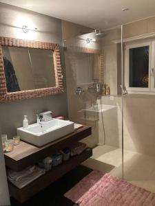 bagno con lavandino e doccia di Stunning Luxury apartment in Central Klosters a Klosters