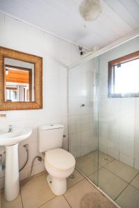a bathroom with a toilet and a sink and a shower at POUSADA ENCANTO DO AMOR in Búzios