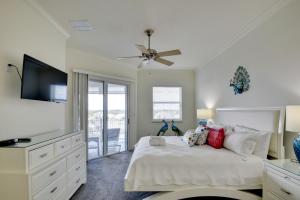 Un dormitorio con una cama y un televisor de pantalla plana. en Spacious Palm Coast Condo Balcony, Beach Access!, en Palm Coast 28 fotos más