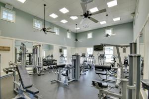 un gimnasio con muchas cintas de correr y máquinas en Spacious Palm Coast Condo Balcony, Beach Access!, en Palm Coast