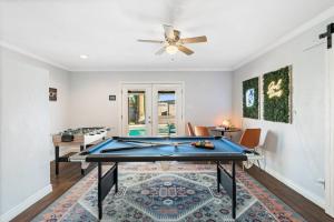 una sala de estar con mesa de ping pong. en Pool -Hot Tub - Game Room - BBQ, en Tempe