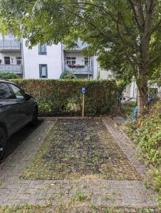 ein Parkplatz vor einem weißen Gebäude in der Unterkunft *****Saxonia De Luxe***** Neue & Hochwertige 50qm² 2-Zimmer-Ferienwohnung in Chemnitz mit Parkplatz & wie zuhause Wohlfühlatmosphäre - My feel@home Apartment in Chemnitz in Chemnitz