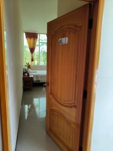 - une porte en bois menant à une chambre avec un lit dans l'établissement Hosteria Licalhe, 