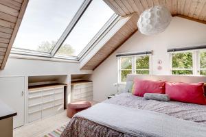 ein Schlafzimmer mit einem großen Bett mit roten Kissen in der Unterkunft Large house by lake in Tollered in Tollered