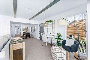 ein Wohnzimmer mit Sofa und Tisch in der Unterkunft Stunning BayVIEW Home with Epic Waterfront Views! in Newport Beach + 33 Fotos