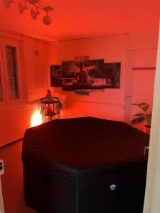 Zimmer mit einem Bett mit roter Decke in der Unterkunft House in the mountains in the heart of a domain in Arlos