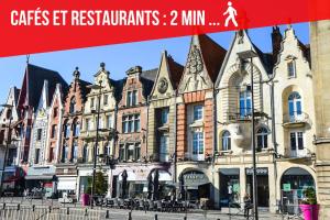 una fila de edificios en una ciudad con las palabras ciudades y restaurantes min en La Maison Coquine en Béthune