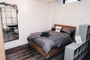 Tempat tidur dalam kamar di Stunning Modern Heart of the city Apartment