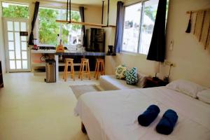 um quarto com uma cama com almofadas azuis em Mangal Suites em Brisas de Zicatela