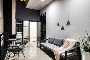 un soggiorno con divano e sedie di Downtown Designer Apartments by ULIV a Tijuana