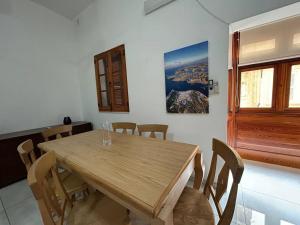 comedor con mesa de madera y sillas en Luxurious Villa on Sliema Promenade, en Sliema