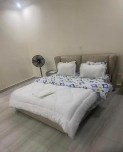 Ein Bett oder Betten in einem Zimmer der Unterkunft ADRIEL HOMES KIGALi