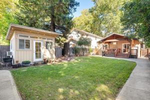 una casa con un patio con una valla en Sacramento Home about 2 Mi to Downtown! en Sacramento