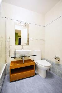 a bathroom with a sink and a toilet at GALIHOST - Piso con parking en pleno centro de Cambados in Cambados