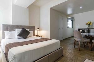 メキシコシティにあるCasa Londresのベッドとダイニングルームのある寝室