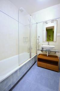 a bathroom with a sink and a shower at GALIHOST - Piso con parking en pleno centro de Cambados in Cambados