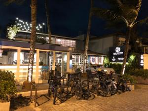 eine Gruppe von Fahrrädern, die nachts vor einem Restaurant geparkt werden in der Unterkunft Apto MAR AZUL CARIBE - PRAIA DO FORTE - 3 minutos a pé da praia in Cabo Frio
