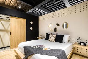 Tempat tidur dalam kamar di Downtown Designer Apartments by ULIV