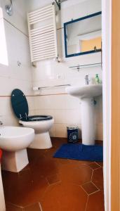 La salle de bains est pourvue de toilettes et d'un lavabo. dans l'établissement Casetta del Quadraro, à Rome