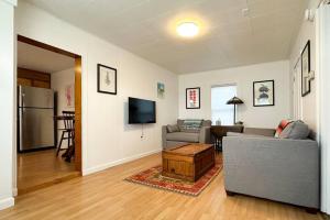 Ruang duduk di Whimsical apartment near downtown Winooski