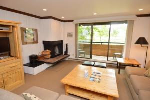 Un lugar para sentarse en Riverview Unit 8, All the Essentials Riverside Condo with Access to Pool & Hot Tub