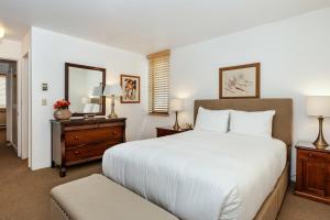 Una cama o camas en una habitación de Riverview Unit 8, All the Essentials Riverside Condo with Access to Pool & Hot Tub 7 fotos más