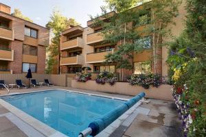 La pileta dentro o cerca de Riverview Unit 8, All the Essentials Riverside Condo with Access to Pool & Hot Tub