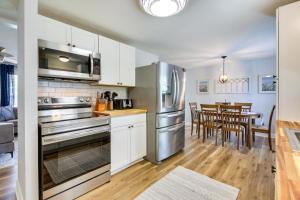 Η κουζίνα ή μικρή κουζίνα στο Hillsboro Hideaway with Private Hot Tub and Bunkhouse!