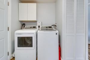 eine kleine Küche mit Waschmaschine und Trockner in der Unterkunft Hillsboro Hideaway with Private Hot Tub and Bunkhouse! in Hillsboro