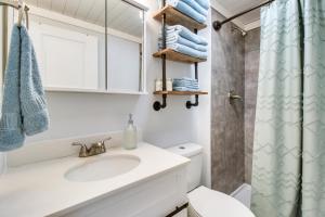 Ένα μπάνιο στο Hillsboro Hideaway with Private Hot Tub and Bunkhouse! +29 φωτογραφίες